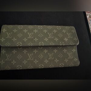 Used in excellent condition nLouis Vuitton Olive Monogram wallet large